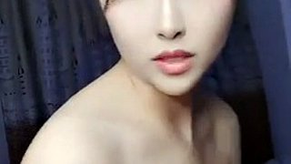 Adolescente loira encaracolada grava masturbação de vibrador solo mais sobre