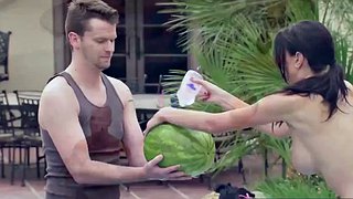 انضم إلى المرح مع هؤلاء الأزواج العراة الذين يلعبون عراة في المسبح