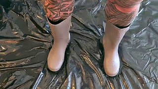 CrazyFetishCouple - Γερμανικό MILF με λαστιχένιες μπότες κατουρεί στο σαλόνι