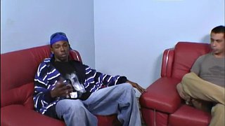 Whiteboi hace una garganta profunda descuidada sobre una polla negra