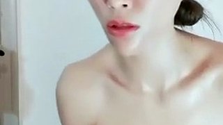 Fille solo japonaise se masturbe avec un jouet sexuel