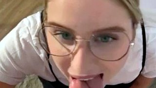 Alman kız yüz bakımı alıyor