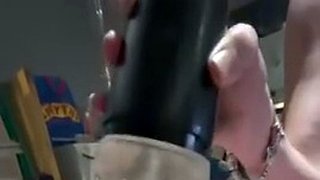 Eingesperrter Schwanz wird in einer Penishülle gehänselt und abgewiesen