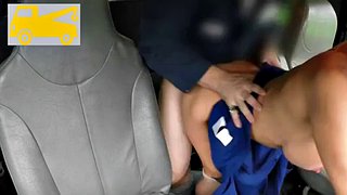 ผู้ใหญ่ MILF เสนอ handjob ให้คนขับรถบรรทุกพ่วงสำหรับรถของเขา
