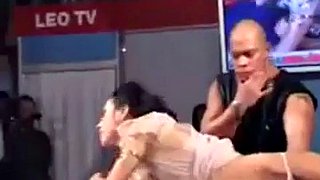 Offentlig trekant med cum sex på scenen