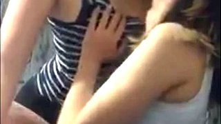 Baisers lesbiens sexy en direct!