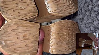 Sperm på en venns Demonia-støvler