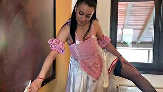 Kåt hushjelp med lange slappe pupper onanerer mens hun jobber