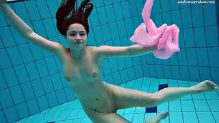 Liza Bubarek, une jeune fille en maillot de bain rose, se déshabille sous l&#039;eau.