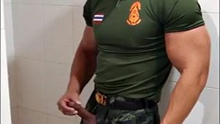 Η Ασιάτισσα καλλονή τραντάζεται δημόσια