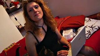 Gangbang ทางทวารหนักอย่างหนักสำหรับ MILF ฝรั่งเศสนี้