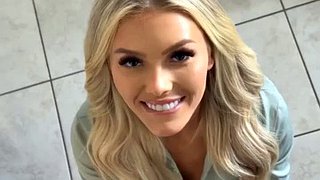 Erstaunliche Blondine