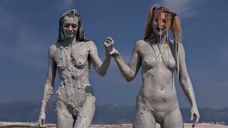 dziewczyny bawią się w błocie