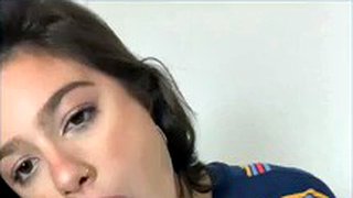 18-letnia urocza nastolatka uwielbia stopy na własną rękę