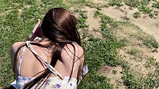 Valeria zerżnęła faceta na plaży, a potem obciągnęła go w samochodzie i dostała spermę na klatkę piersiową