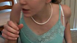 Fantastyczna dziwka brunetka robi gorącego loda - amatorskie retro klasyczne domowe