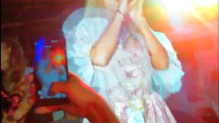 (Parte 1, ver.1) A las bailarinas cachondas les exprimen las tetas y les tocan los coños una multitud cachonda