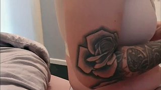 Θέλεις να με γαμήσεις ανάμεσα στα τεράστια βυζιά μου και να τα τελειώσεις;