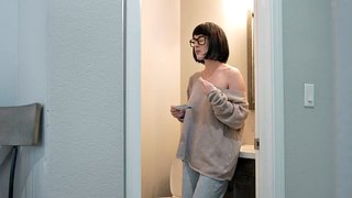 แม่เงี่ยนตูดใหญ่ของฉันมะกอกแก้วชอบหมกมุ่นในขณะที่ดูเธอ