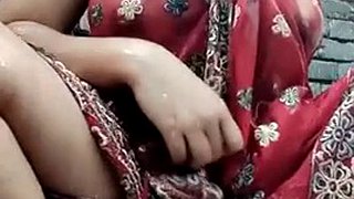 Minha esposa sexy mija e fode sua buceta com um brinquedo sexual. garota erótica sexy dedos sua vagina para o orgasmo