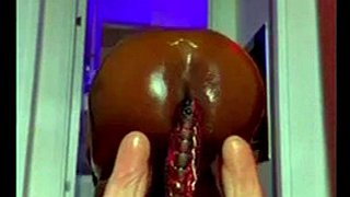 Черная задница намазана маслом и сквиртует повсюду, дикая задница