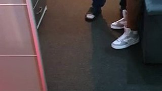 Macocha dotyka kutasa pasierba przed oknem, nad jego dżinsami