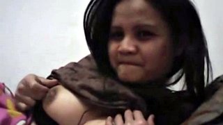 Cameriera filippina dopo il lavoro su skype