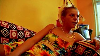 ผมบลอนด์เยอรมันที่มีหัวนมขนาดเล็กทำให้ไก่แข็งด้วยปากและหีที่น่าทึ่งของเธอ