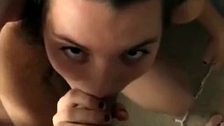 Hermosa pareja adolescente teniendo sexo intenso