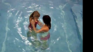 Zwei blonde Lesbengirls treiben es am Pool