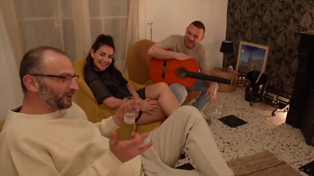 French Amateur Mature Slut Turns Guitar Lesson into Sex