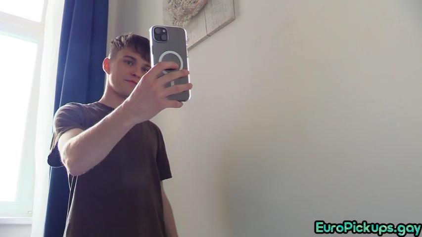 Skinny str8 gives blowjob to stranger