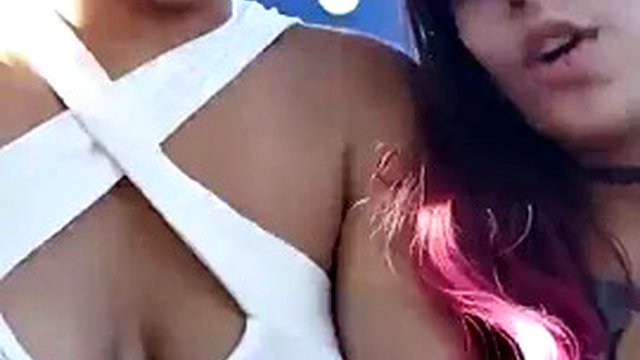 pareja de lesbianas en publico