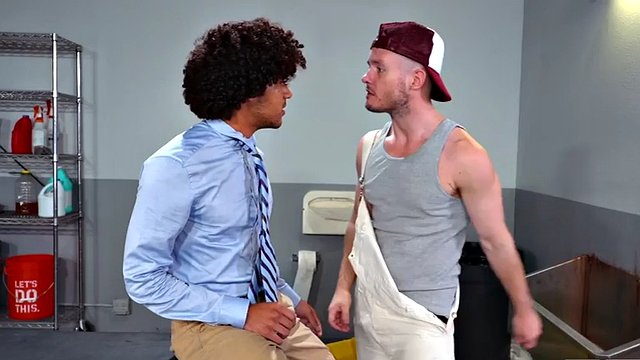 Ass poing avec des gants et huile poilue stud gay aime