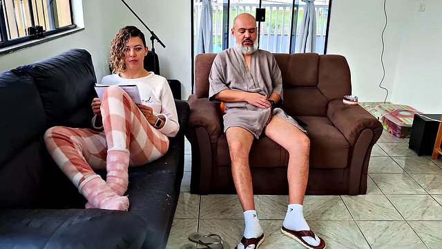 Ο Victor Jerks Off για την Stepdaughter Gabi, Swallows Every Drop