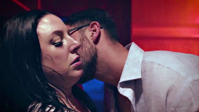 TEMPO ADULTO Prospettiva&colon; Angela White scopa con riluttanza il marito psicopatico