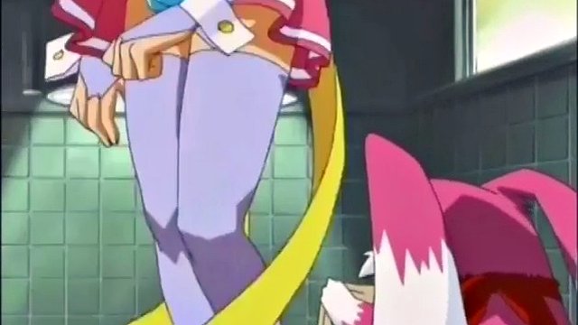 Troia adolescente anime legata e accarezzata