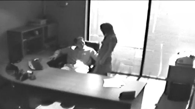 secretaria cachonda monta a su jefe en un video de cámara oculta