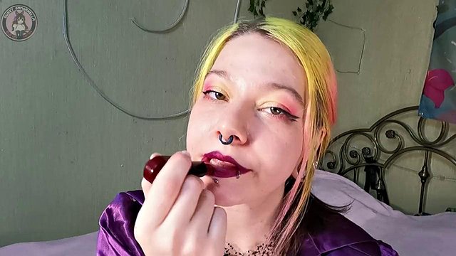 Il rossetto rosso della dolce Sansarella stuzzica il suo petto
