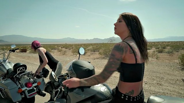 Die vollbusigen Bikerinnen Anna Bell Peaks und Felicity Feline erfrischen sich unterwegs