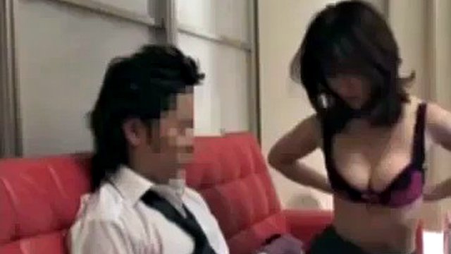 Japanische Mutter und Stiefsohn versuchen Handjob