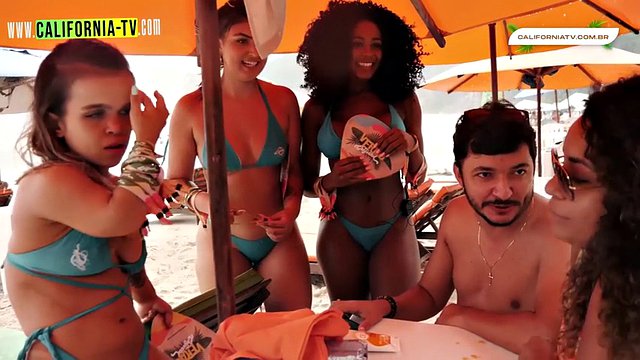 Hot influencer kysser gift turist på stranden i Brasil!