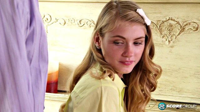 Dospívající Hannah Hays to vezme do zadku na klavír