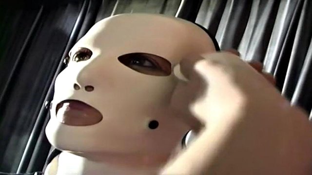 Comme tu as excité le gode à travers ton masque en latex ma bite, nous sommes vraiment durs