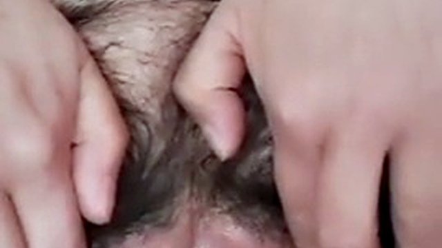 MILF matura mostra la sua figa grassa e pelosa