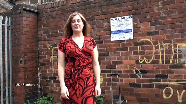 Kurviges Mädchen liebt es, in der Öffentlichkeit zu masturbieren