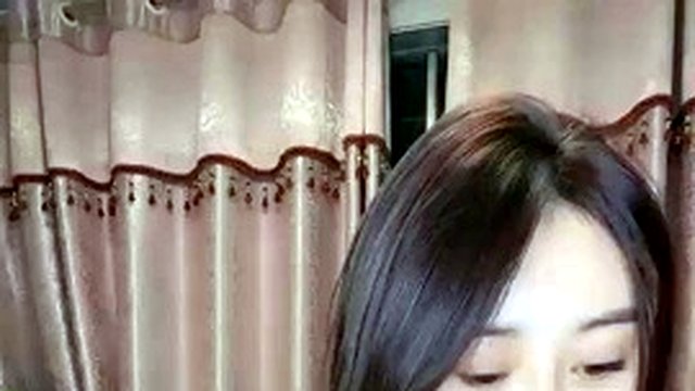 The ultimate beauty! Internet celebrity leg model goddess! Naked little show on bed, sexy backless skirt, beautiful legs and high heels
