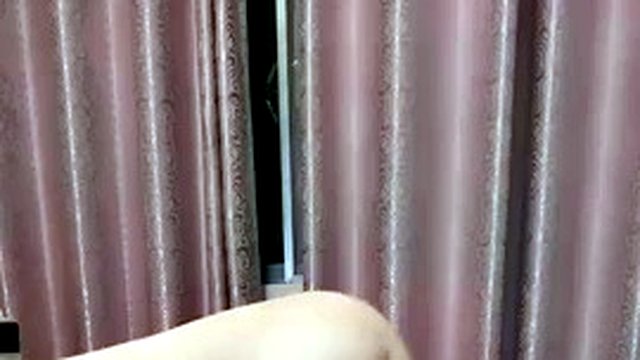 The ultimate beauty! Internet celebrity leg model goddess! Naked little show on bed, sexy backless skirt, beautiful legs and high heels