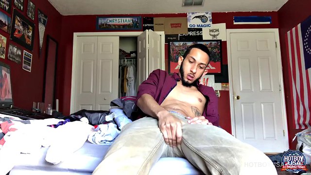 O jovem e bonito Brian Bonerz está em seu quarto assistindo pornografia na cama, enquanto começa a enrijecer. De repente, um grande pau sai de sua braguilha, e ele começa a acariciar, enquanto joga no tempo um olhar para o pornô jogado em seu laptop.
