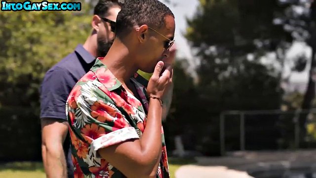 Oklep szpilki w IR odkryty 3some seks przy basenie